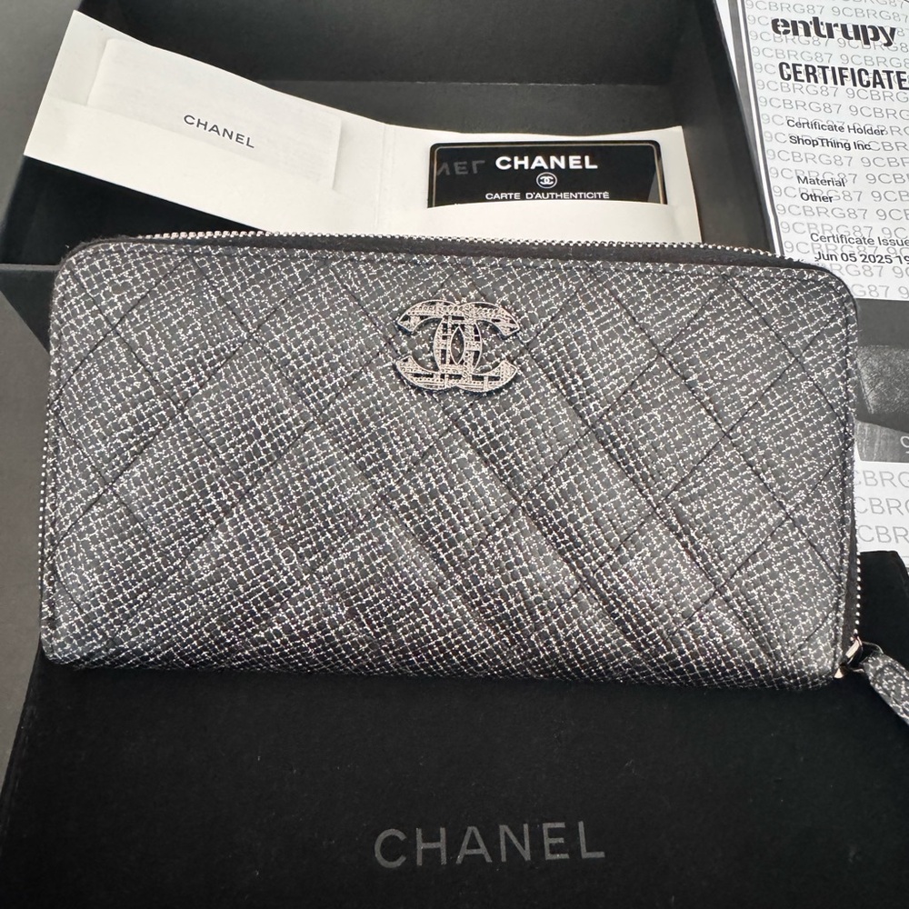 CHANEL FULL SET! Leather silver quilted wallet